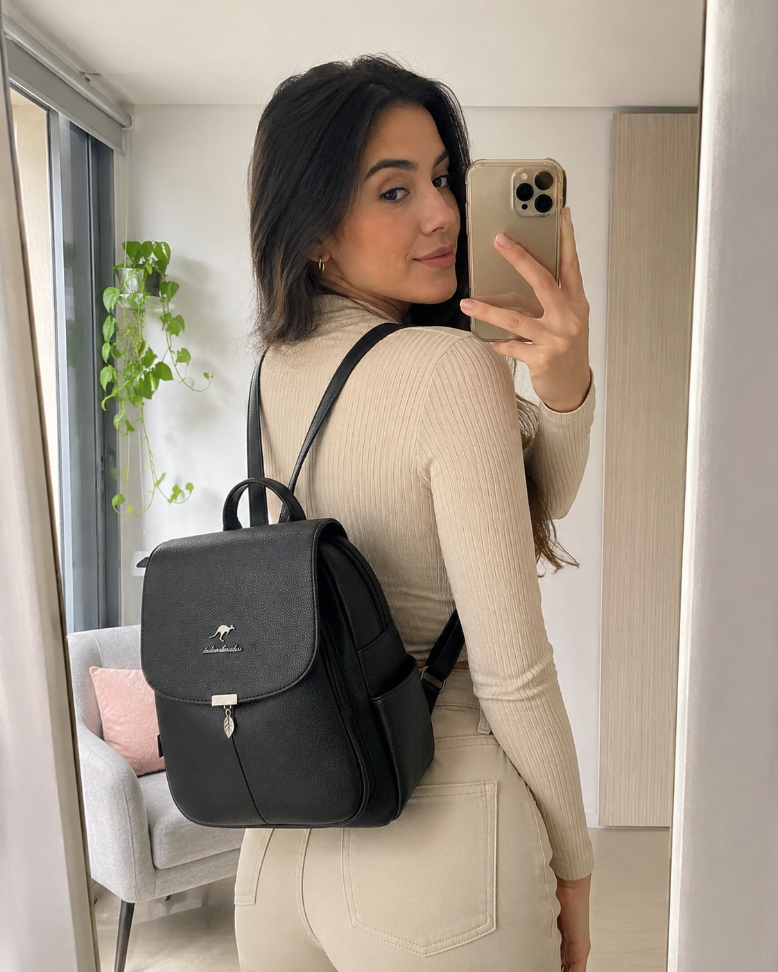 Clienta con Bolso Aura frente al espejo